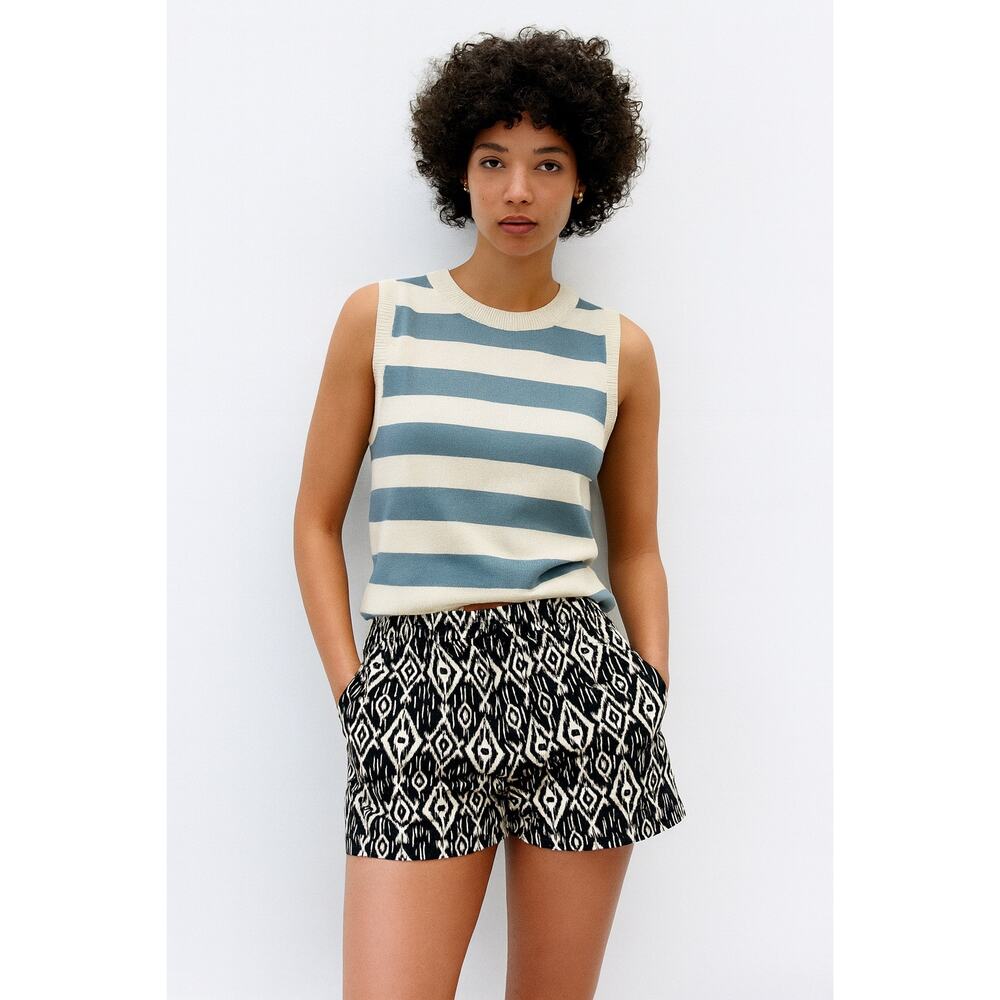 Old Navy Black and White Tribal Casual Shorts 10‎